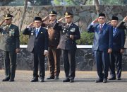 Pj. Wali Kota Bekasi R. Gani Muhammad Bersama Forkopimda Ziarah Makam dan Tabur Bunga di TMP Bulak Kapal Dalam rangka menyambut HUT TNI AD ke 78