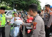 POLRES METRO KOTA BEKASI BERBAGI TAKJIL DIBULAN RAMADHAN DIDEPAN KANTOR POLRES METRO KOTA BEKASI
