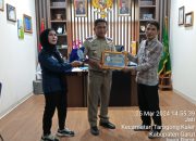 Bendahara DPD IWOI Kabupaten Garut Serahkan Sertifikat dan Plakat Golden Awards Ke 6 Kepada Kakan ATR-BPN Kabupaten Garut.