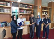 Ketua DPD IWOI Menyampaikan Plakat Dan Sertifikat Penghargaan Kepada Ketua Pengadilan Agama Garut