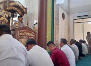 Ustad H. Bonin Suhanda Pimpin Salat Zuhur dan Berikan Ceramah Agama Tentang Pentingnya Salat dan Al-Quran di Masjid Jami Almukmin Polres Metro Bekasi