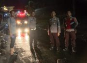 Aksi Personil Polsek Jatisampurna Tangani Jalan Rusak dan Tergenang Air