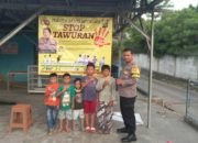 Pemasangan Sepanduk Himbauan Stop Tawuran oleh Bhabinkamtibmas di Kel. Sumurbatu