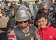 Polisi Humanis Bersama Mahasiswa dan Masyarakat Saat Demo di Gedung DPR/MPR