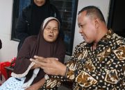 Wali Kota Bekasi Sambangi Nenek Atnah, Korban Pencurian Pedagang Nasi Uduk di Pondok Melati