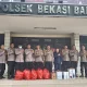 Polsek Bekasi Barat dan Anggota DPRD Kota Bekasi Bagikan 200 Paket Takjil untuk Warga di Kranji