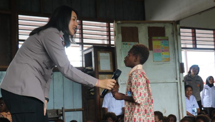 Hadirkan Keceriaan dan Edukasi Bagi Siswa, Satgas Damai Cartenz Gelar Bakti Sosial di SD Negeri Pomako 1