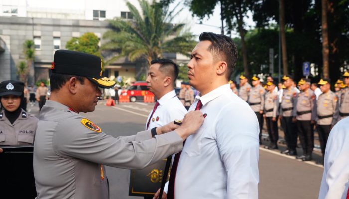 Kapolda Metro Jaya Serahkan Pin Emas Kapolri kepada Personel Ditresnarkoba PMJ Pengungkap Sabu 516 Kg Jaringan Internasional