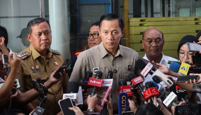 Tri Adhianto Sambut AHY di Stasiun Bekasi, Pastikan Evakuasi Kereta Tuntas dan Layanan Segera Normal