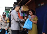 Polri Hadir di Tengah Warga, Kapolres Metro Bekasi Kota Salurkan 140 Paket Sembako untuk Pemulung di Ciketing Udik Bantargebang