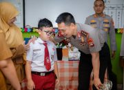 Sambangi SDN Gunung 01, Kapolda Metro Jaya Ajak Siswa Biasakan Tertib dan Saling Peduli